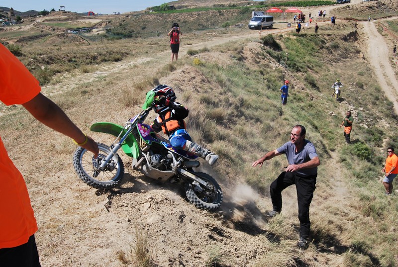 Calor y polvo en el enduro de Ujué
